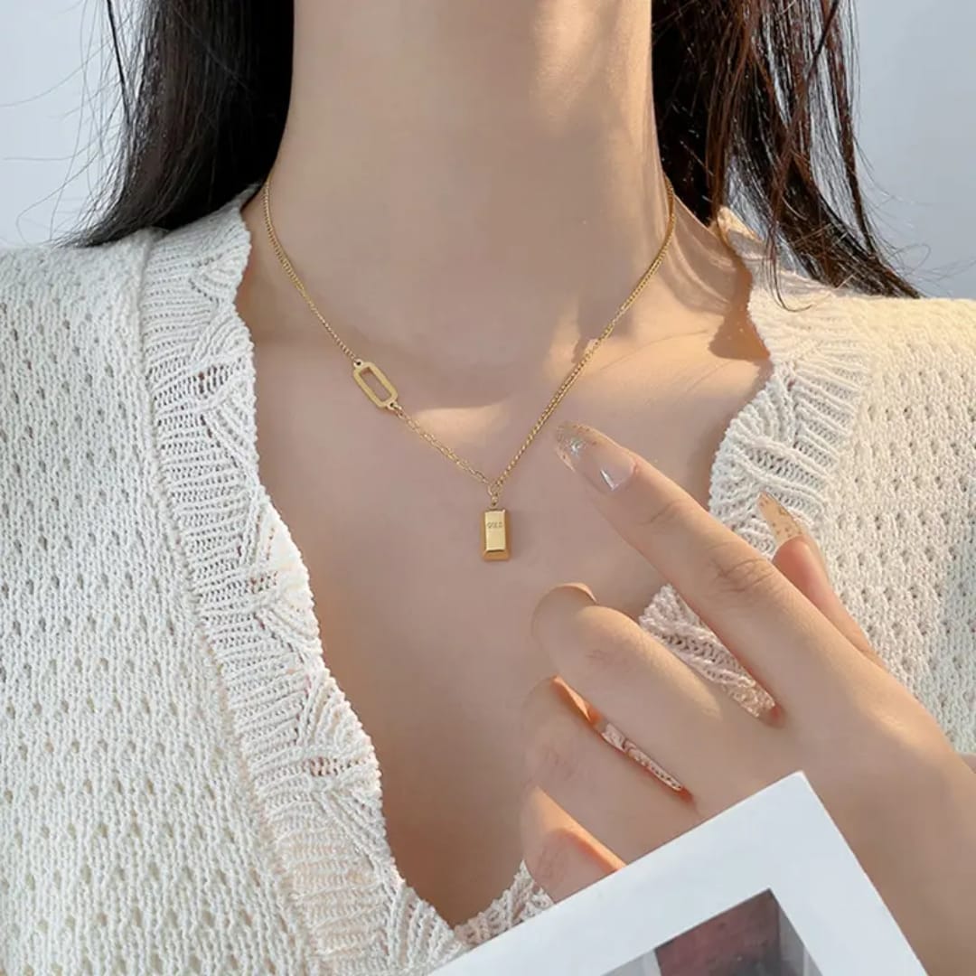 Golden Bar Luxe Pendant Necklace