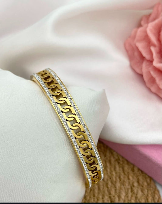 Radiant Link Elegance Bangle – Gold & Crystal Luxe Design