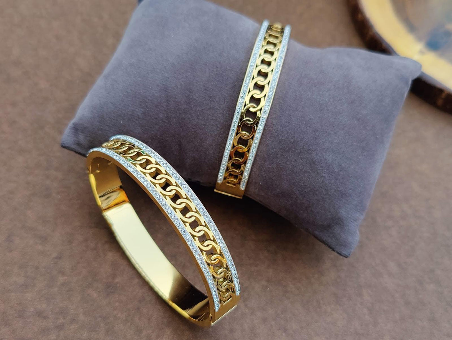 Radiant Link Elegance Bangle – Gold & Crystal Luxe Design