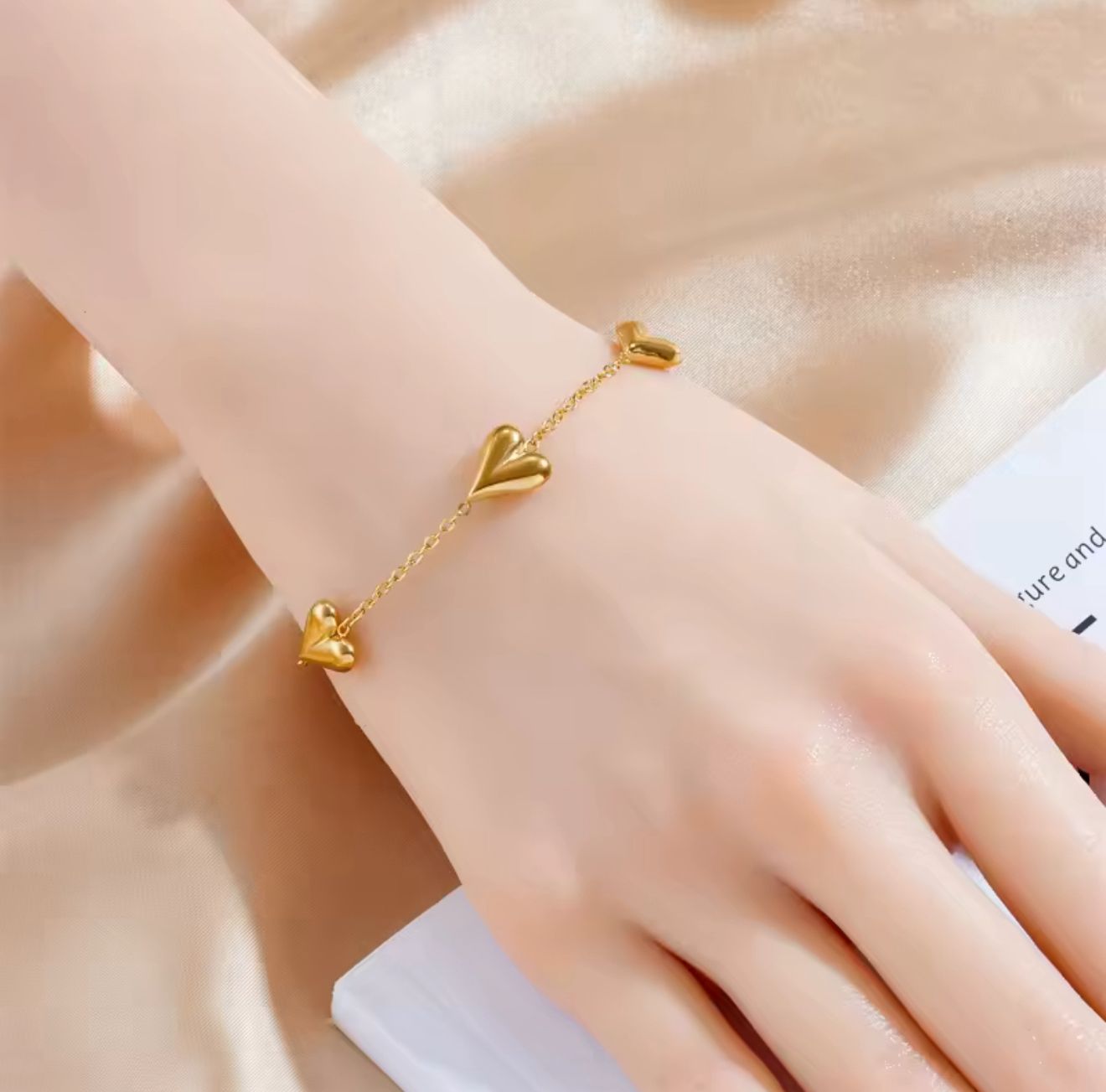 Lustrous Heart Chain Bracelet